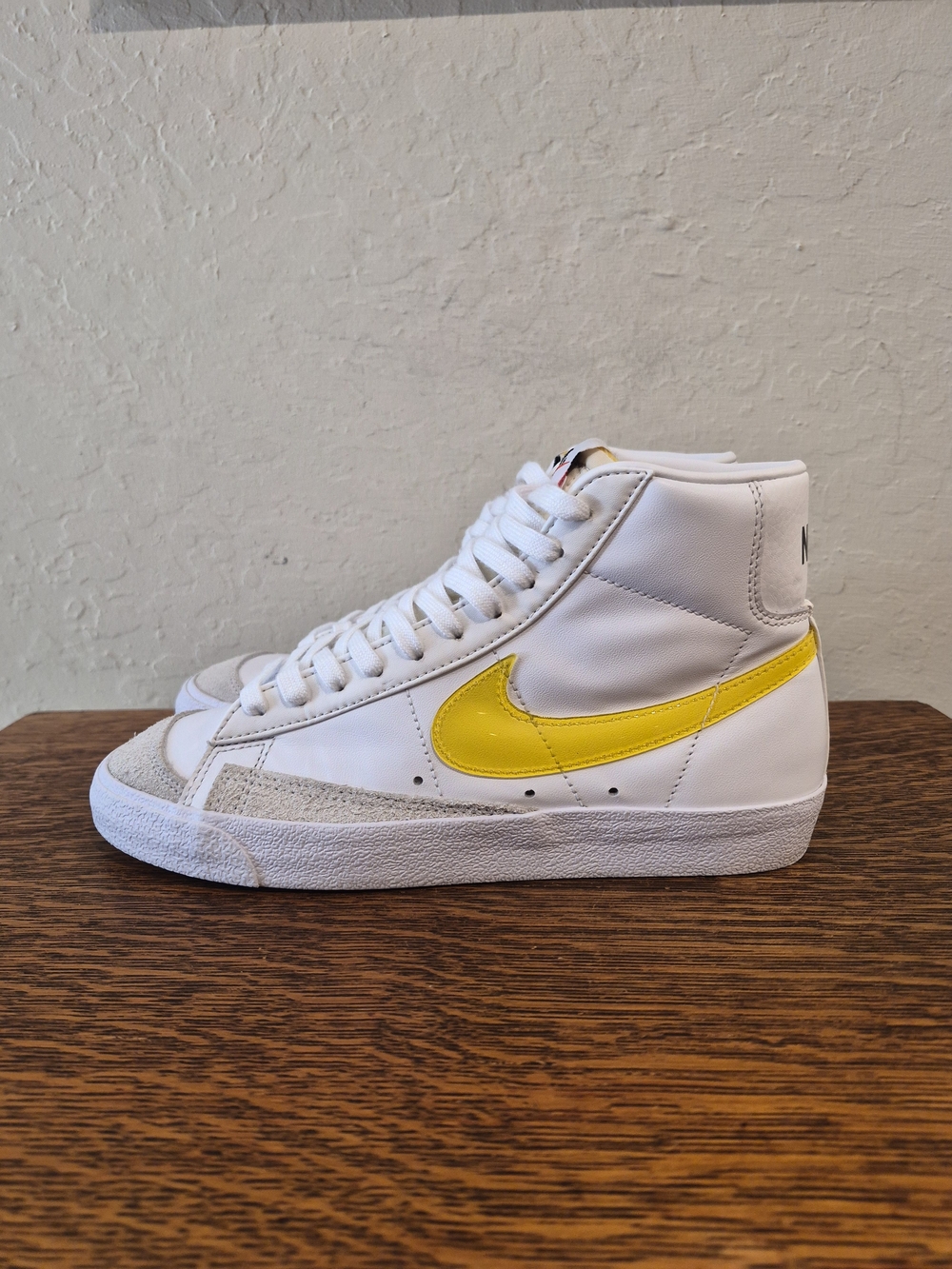 Nike Women's Blazer Mid '77 High Top Fashion Sneakers 
Women's Size US 8